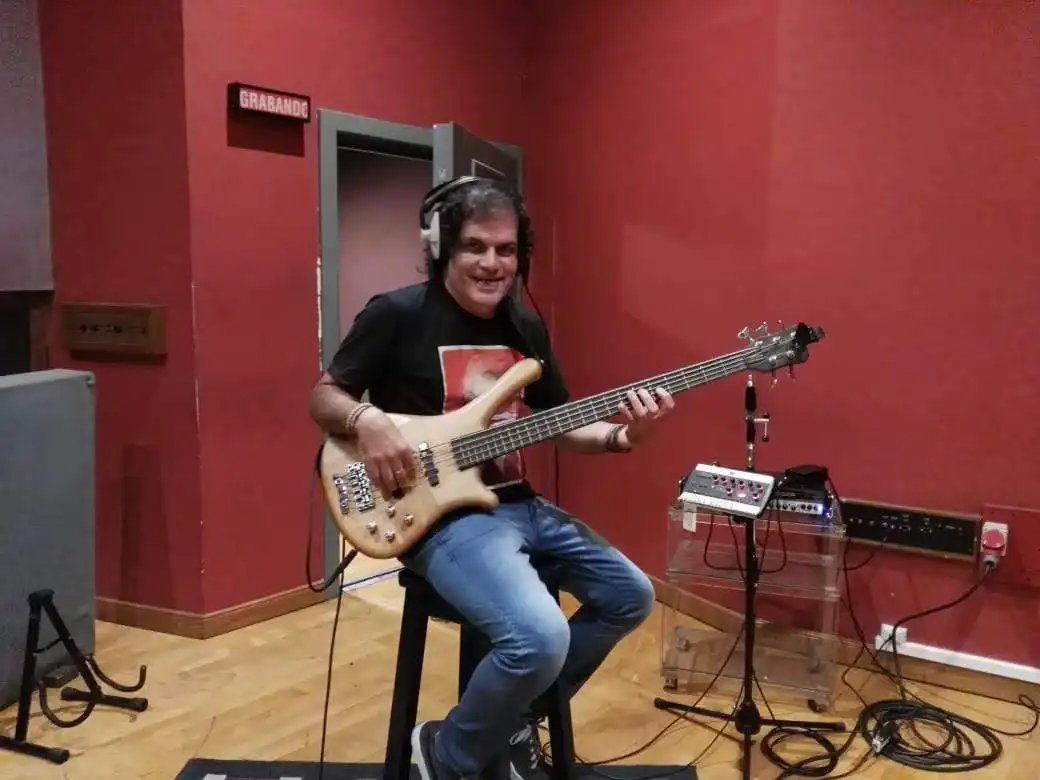 Clases de Bajo por Roberto Moreno